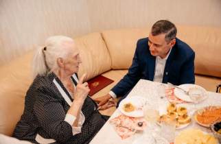Хинштейн поздравил 101-летнюю курскую фронтовичку Надежду Есину