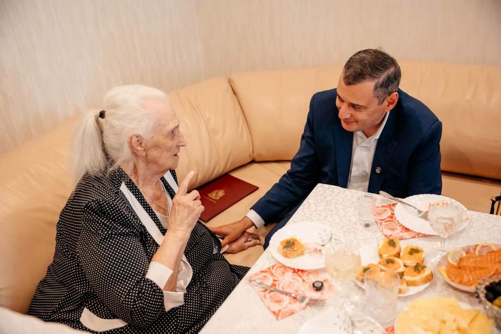 Хинштейн поздравил 101-летнюю курскую фронтовичку Надежду Есину