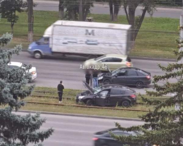 В Курске машина вылетела на трамвайные пути и застряла