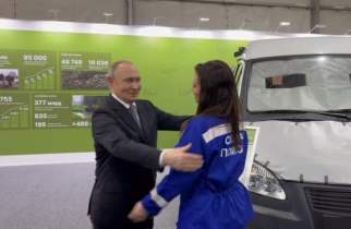 Путин обнял фельдшера скорой помощи из Курской области
