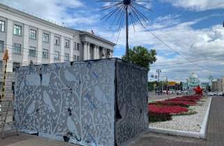 В центре Курска бетонное укрытие украсили силуэтами соловьев