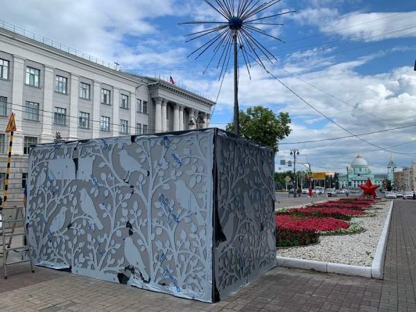 В центре Курска бетонное укрытие украсили силуэтами соловьев