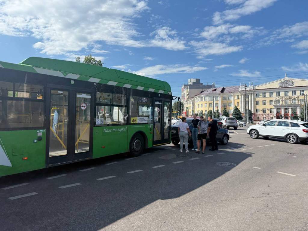 В центре Курска произошло ДТП с автобусом и легковушкой