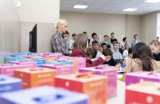Курское землячество подарило 30 умных колонок детям из приграничья