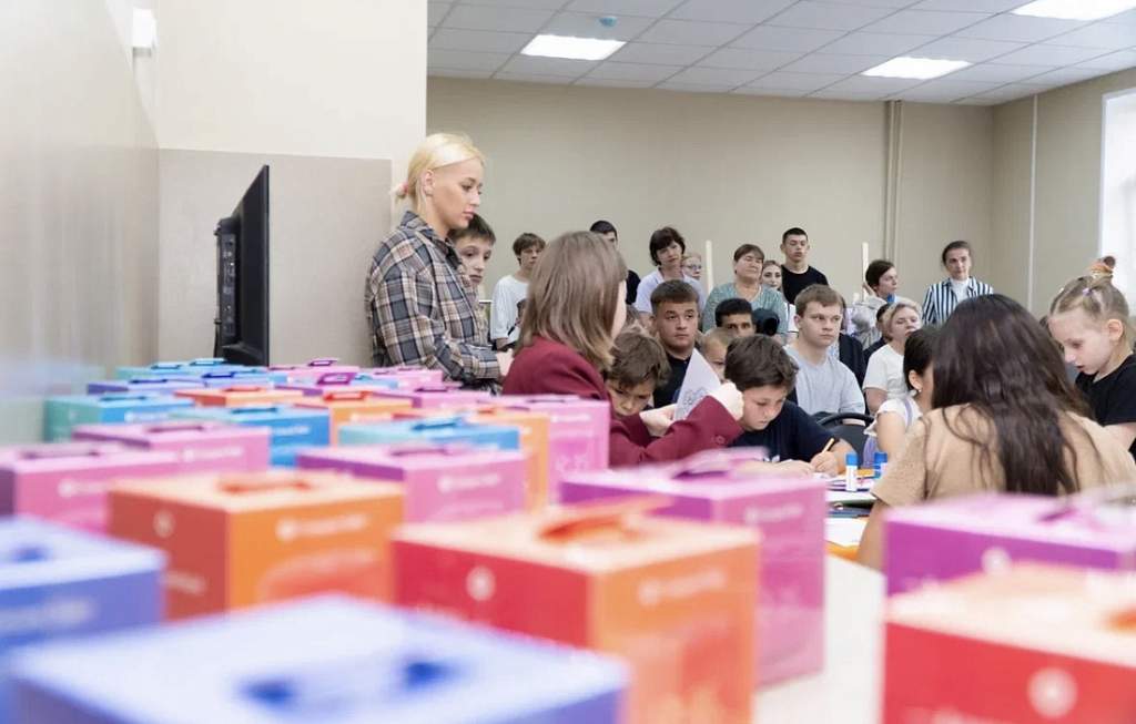 Курское землячество подарило 30 умных колонок детям из приграничья