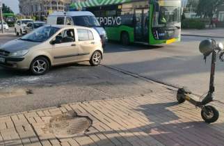В центре Курска иномарка сбила 16-летнего электросамокатчика
