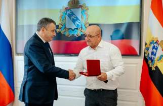 Хинштейн передал награды отцу погибшего в Курской области бойца