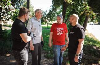 Глава Курска с коллегами вышел на субботник