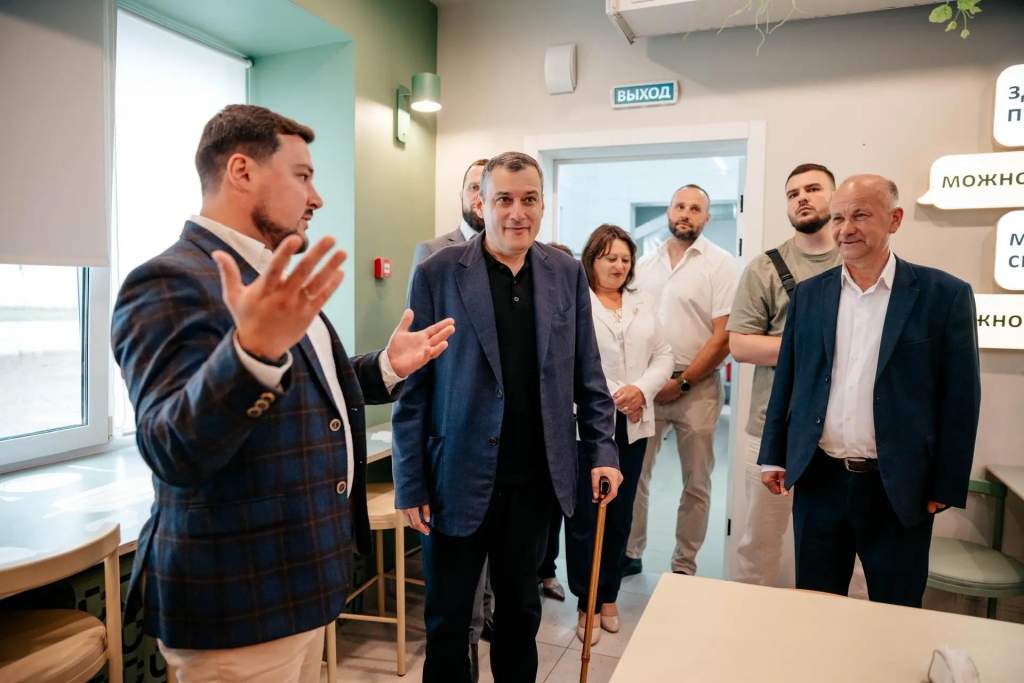 Хинштейн проверил ремонт школ и ДК в Горшеченском районе