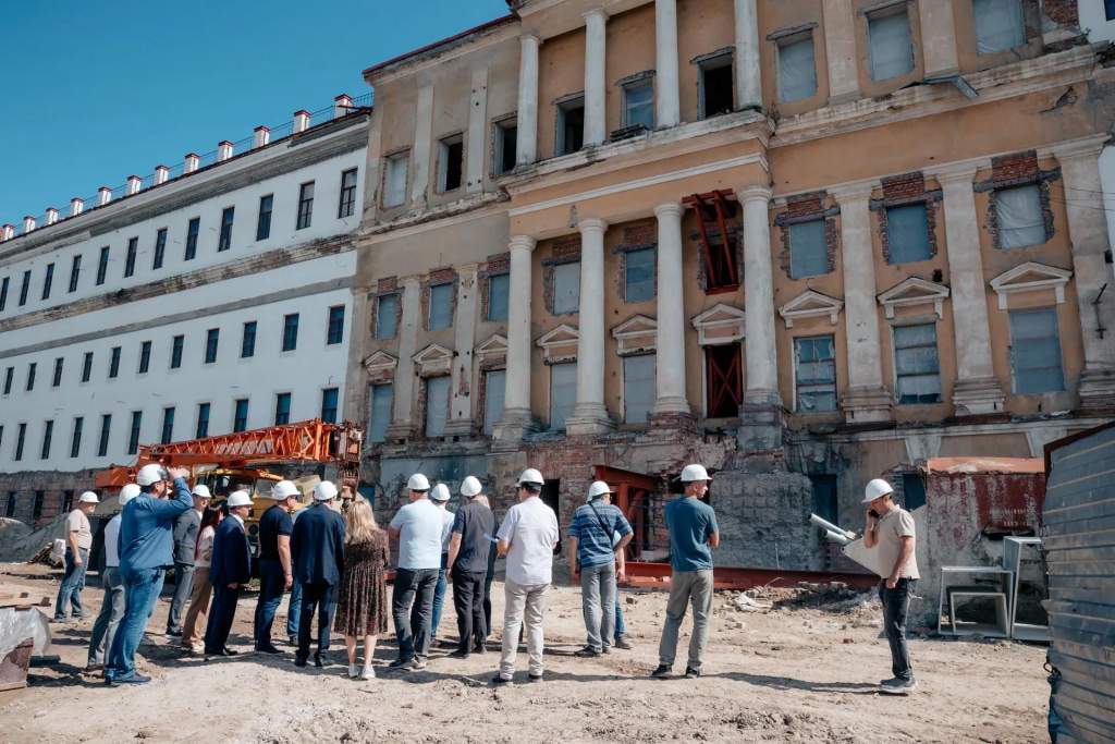 Хинштейн проверил реставрацию бывшей мужской классической гимназии