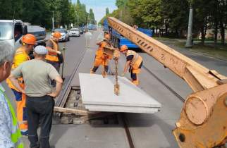 В Курске на улице Сумской меняют поврежденные бетонные плиты