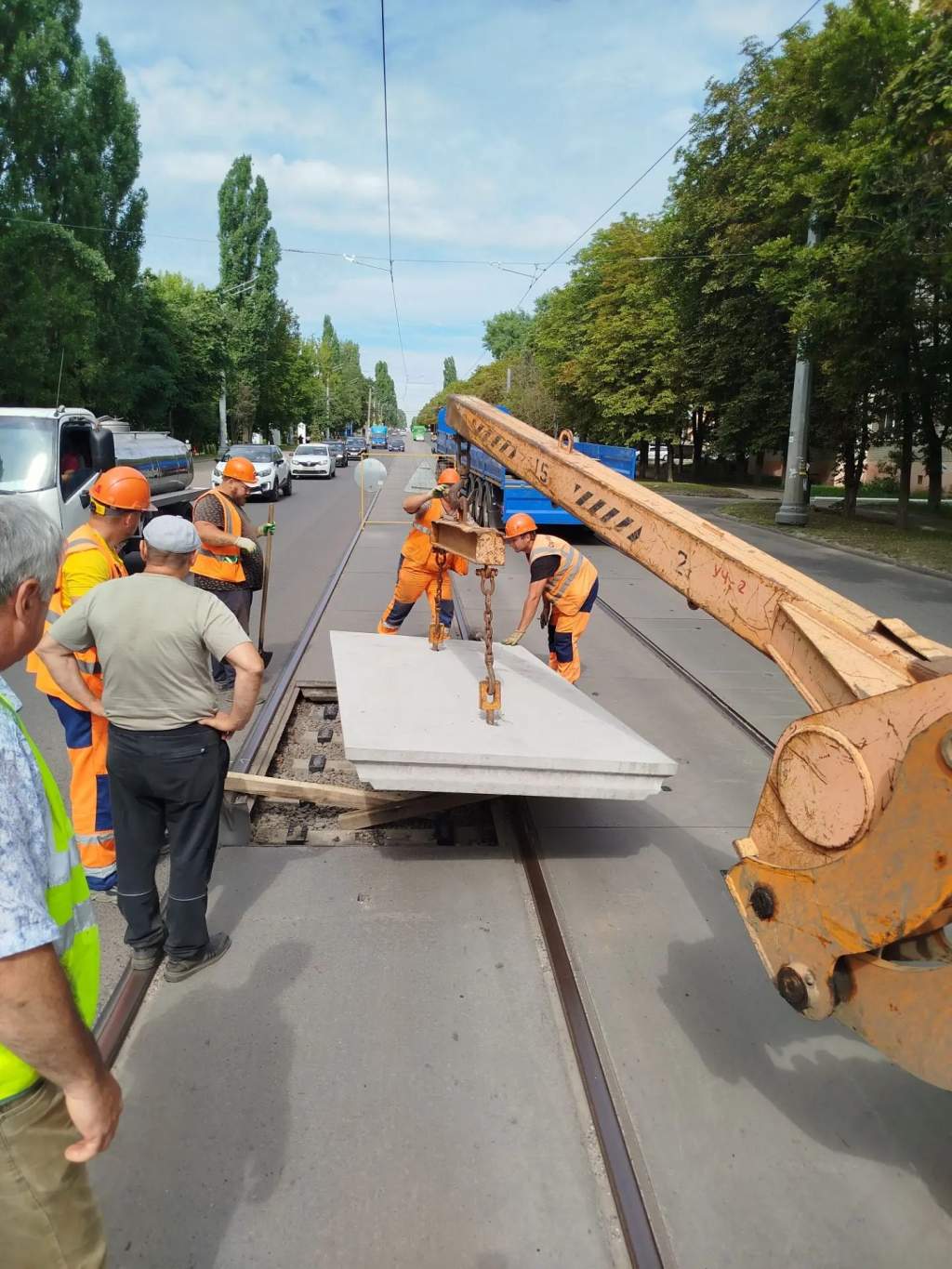 В Курске на улице Сумской меняют поврежденные бетонные плиты