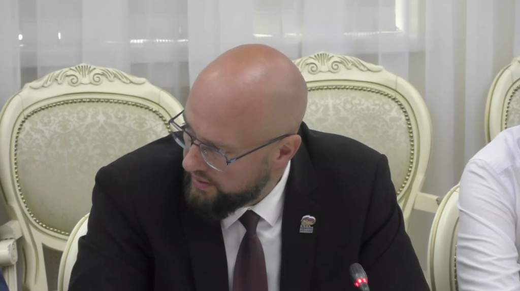 Хинштейн не увидел рабочих на тротуаре на Сонина