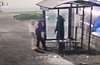 В Курске пьяные подростки разбили остановку ради развлечения
