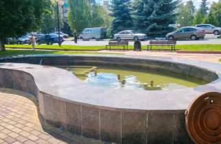 Вандалы атакуют фонтан у памятника Свиридову в Курске