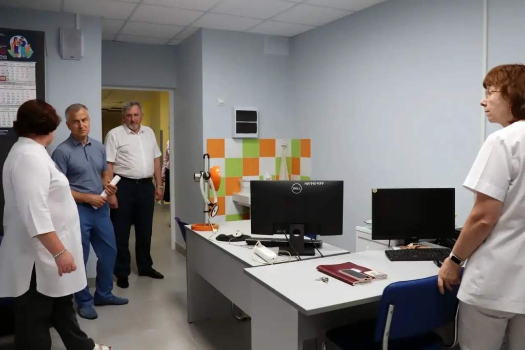 В Курске завершают капремонт детской поликлиники на проспекте Энтузиастов