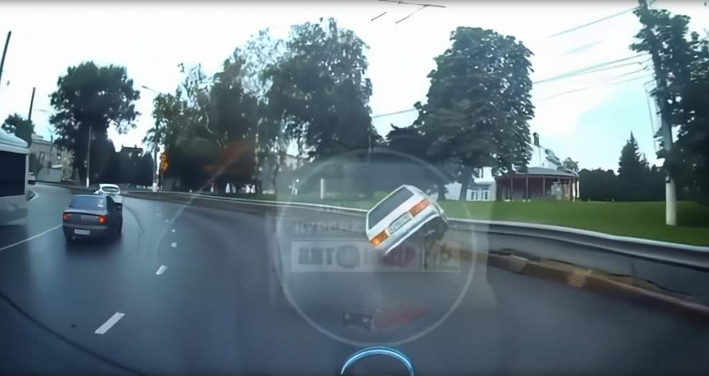 В центре Курска водитель ВАЗа врезался в отбойник и перевернулся на крышу