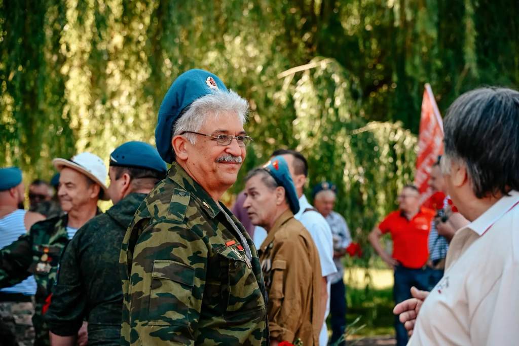 Хинштейн и Маслов поздравили курян с Днем ВДВ