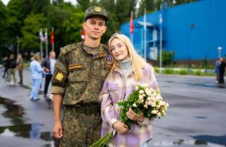 В Курске курсант сделал предложение любимой на выпускном