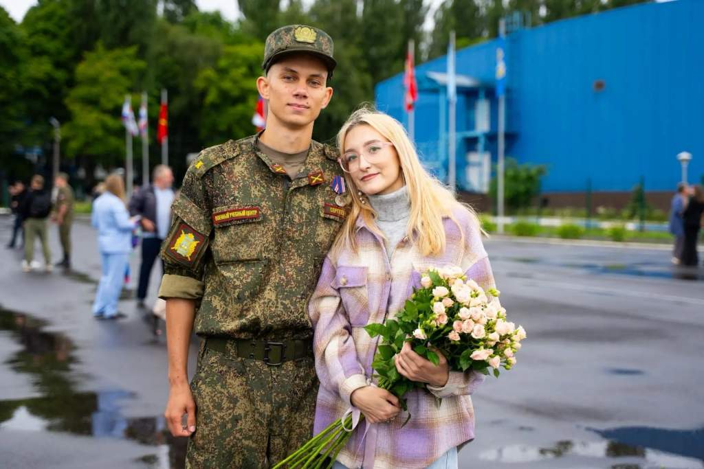 В Курске курсант сделал предложение любимой на выпускном