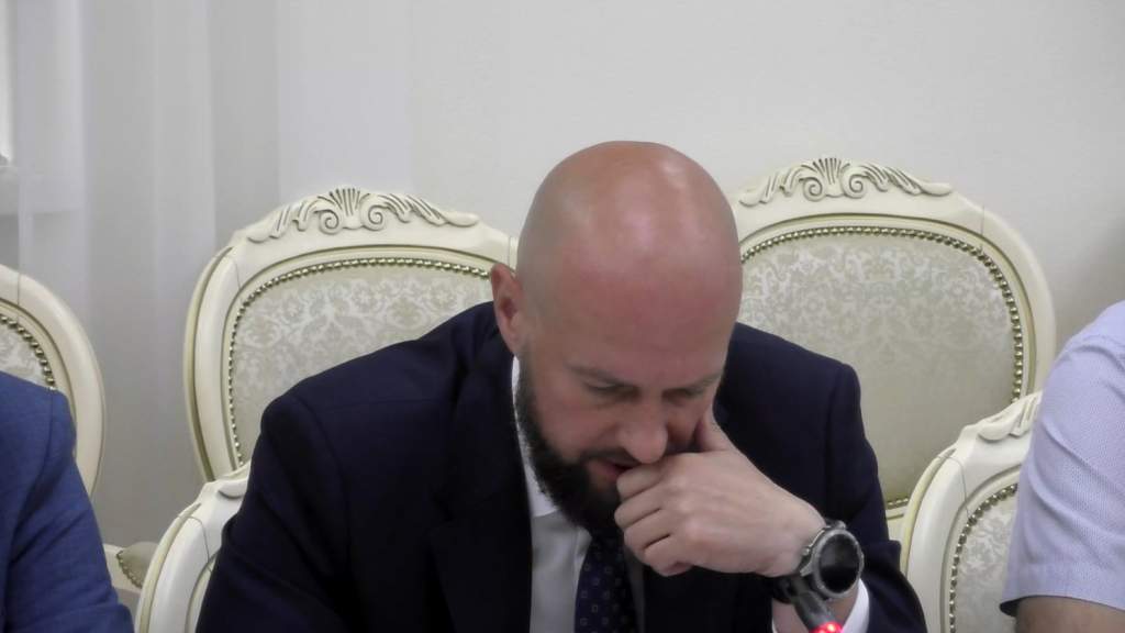 Хинштейн поручил в порядок зеленые насаждения на площади Перекальского в Курске