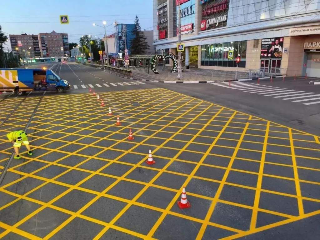 В Курске новую дорожную разметку наносят по ночам из-за пробок