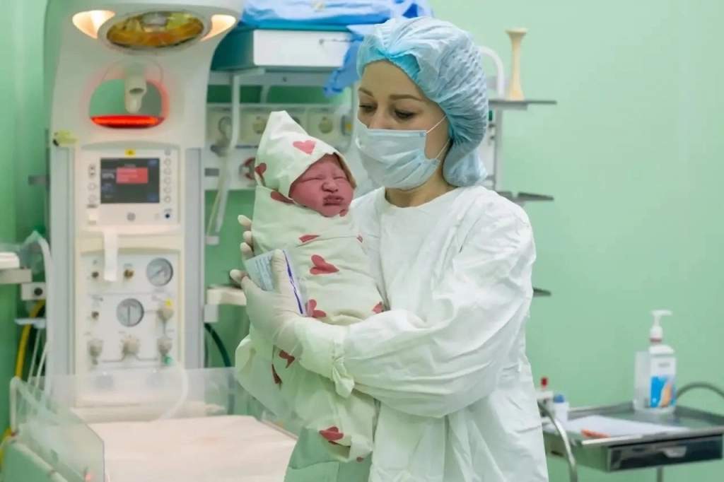 В Курске за июль родились 5 пар двойняшек и малыш весом 5,1 кг