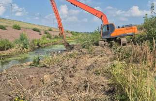 На Курском водохранилище по просьбам жителей очистили дренажный канал