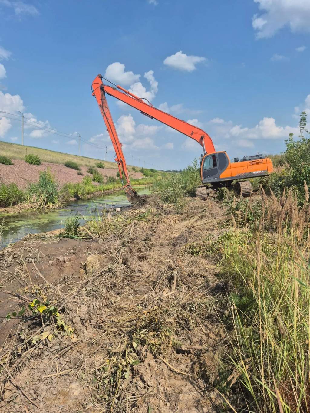На Курском водохранилище по просьбам жителей очистили дренажный канал