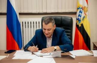Хинштейн решил проблемы курян с дорогами и выплатами