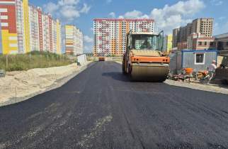 В Курске асфальтируют дорогу к новой школе на проспекте Плевицкой