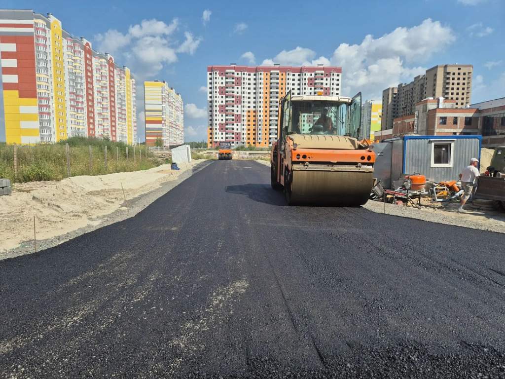 В Курске асфальтируют дорогу к новой школе на проспекте Плевицкой