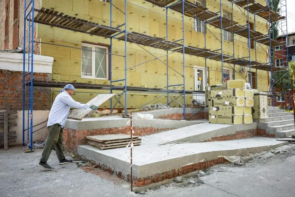 В Курске проверили ход капремонта детских садов, гимназии и центра «Русь»