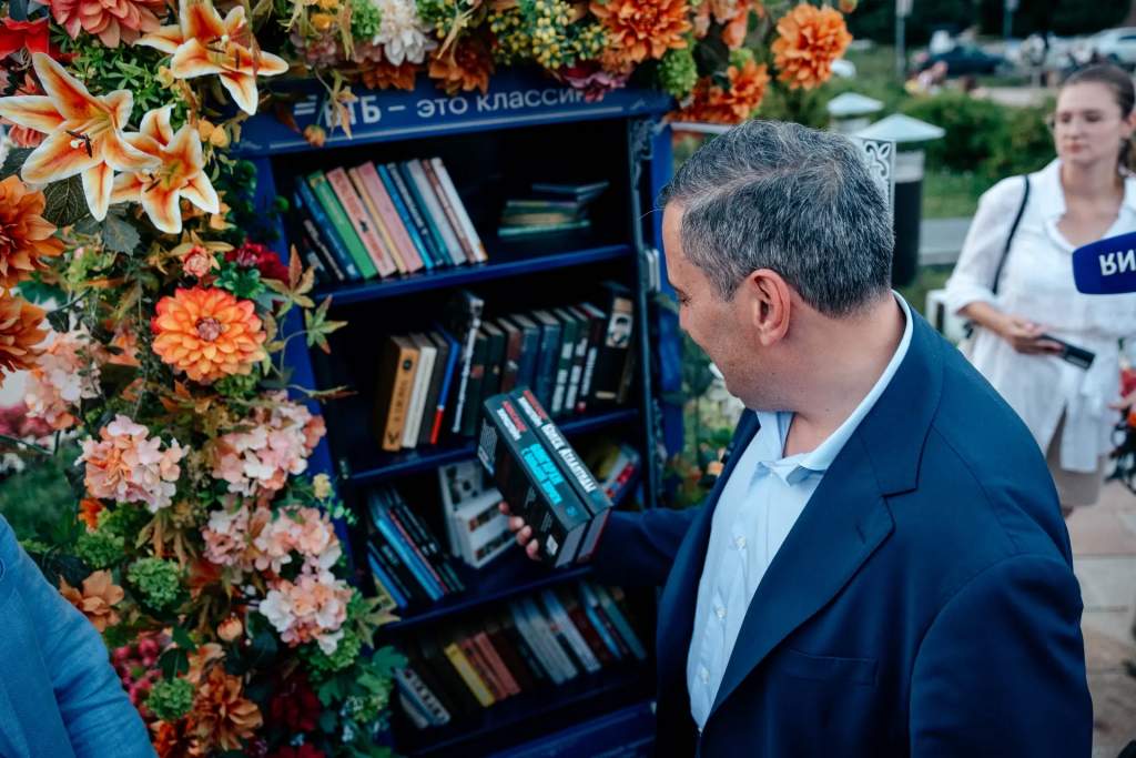 В Курске открыли первую уличную библиотеку в рамках проекта книгообмена