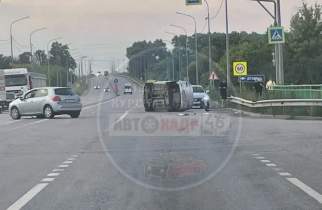 На объездной дороге Курска в ДТП перевернулся автомобиль