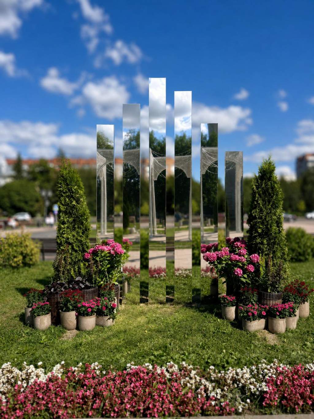 На Театральной площади Курска украсили новый арт-объект «Зеркала»