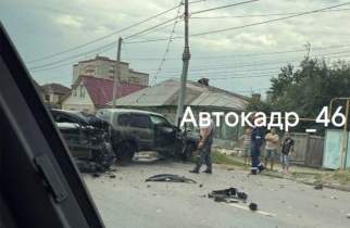 В Курске на улице Интернациональной в ДТП разорвало машину