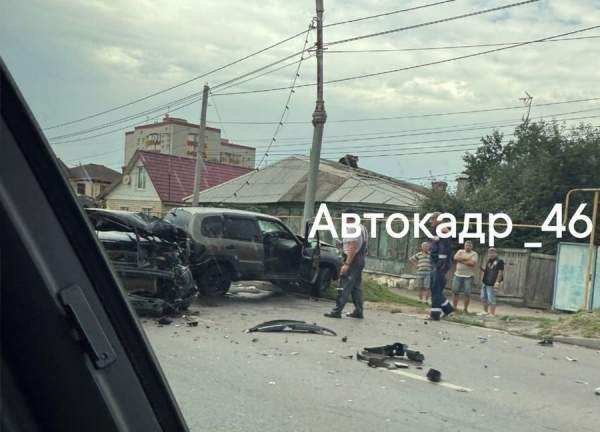 В Курске на улице Интернациональной в ДТП разорвало машину