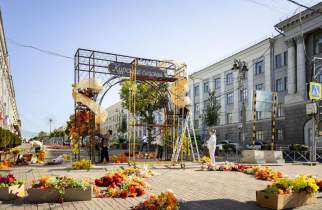 Арку «Курские сезоны» на Ленина украшают живыми и искусственными цветами