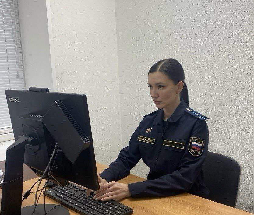 Курянка заплатила 100 тысяч рублей за сломанный сумкой палец соседа