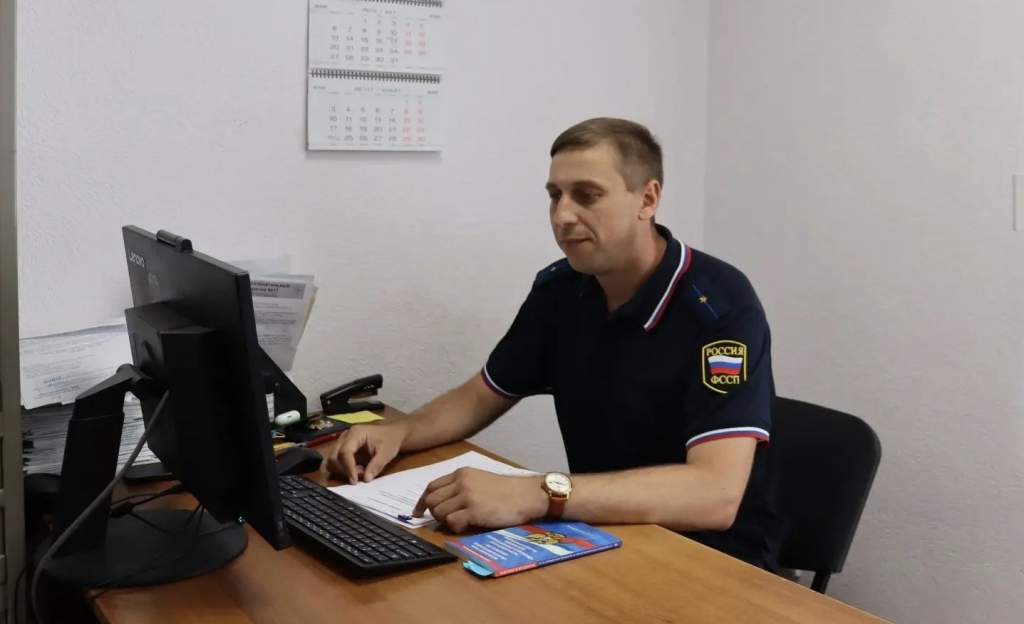 Приставы вернули курянке 800 тысяч рублей долга по зарплате