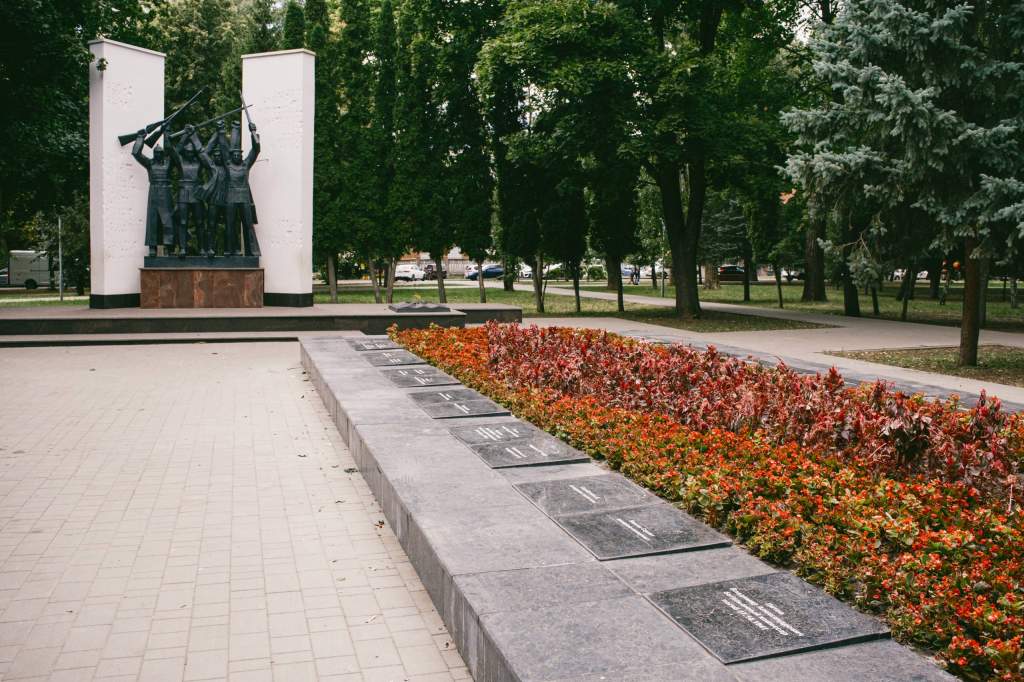 В Курске обновили таблички на могиле жертв Гражданской войны