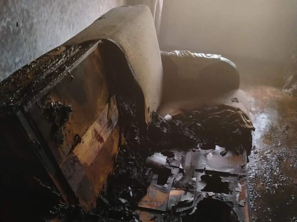 В Железногорске из-за горящего дивана эвакуировали 3 человек