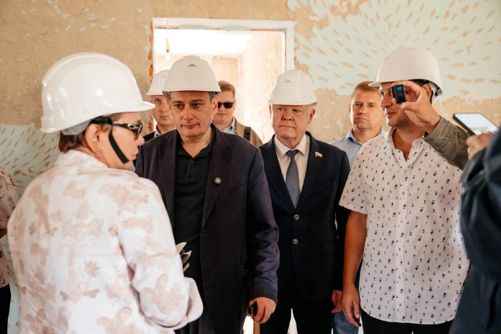 Хинштейн проверил стройку и благоустройство в Поныровском районе