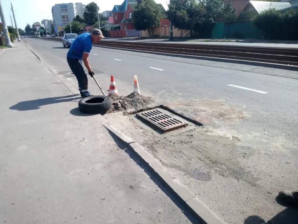 На двух улицах Курска ремонтируют водопроводные колодцы