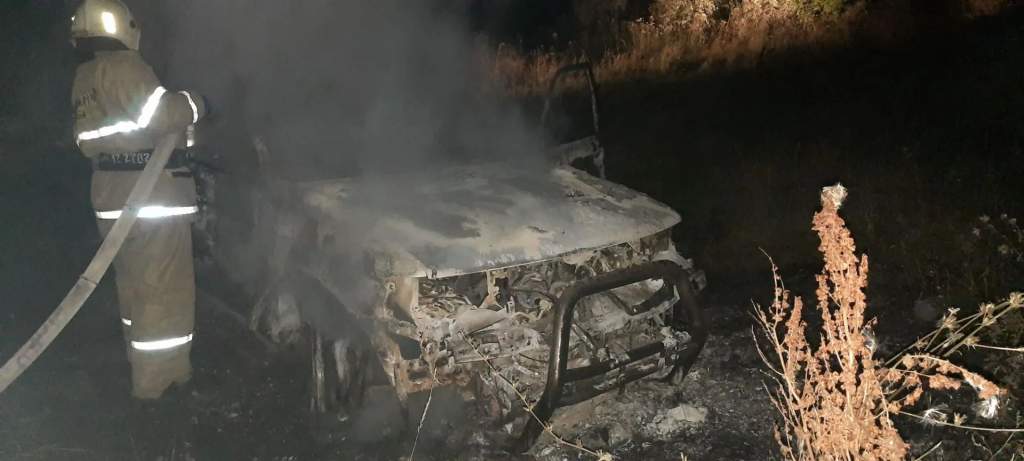 В Курской области в лесу пожарные потушили горящий автомобиль