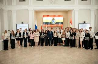 В Курской области 44 стобалльника получили денежные сертификаты