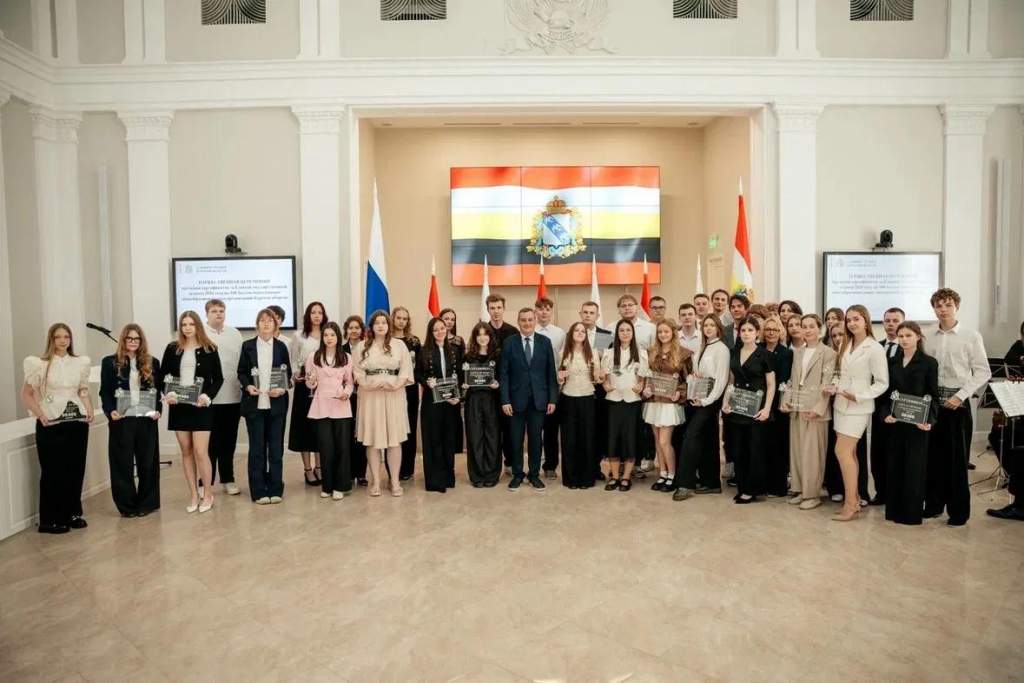 В Курской области 44 стобалльника получили денежные сертификаты