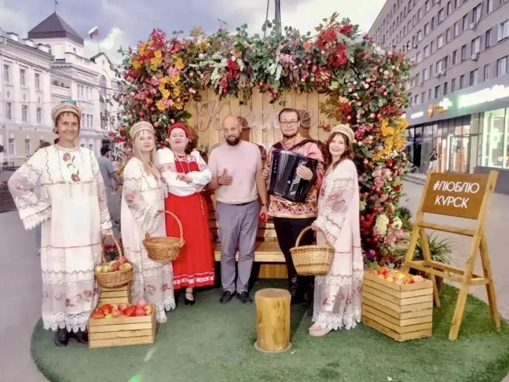 На улице Ленина в Курске прошёл праздник Яблочный Спас