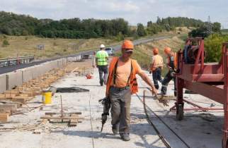 Под Курском до конца октября отремонтируют мост через реку Дичня